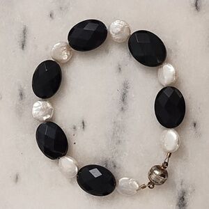 Vintage Iridescent Coin Pearls & Black Faceted Onyx Bead Bracelet Magnetic Clasp